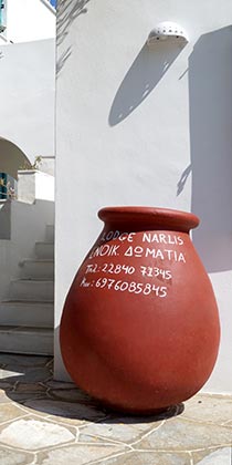 L'entrée aux chambres Lodge Narlis à Sifnos