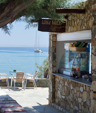 Das Café Narlis am Strand von Platis Gialos