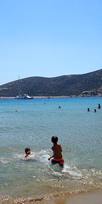 Enfants jouant à la plage Platis Gialos à Sifnos