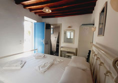 Room with double bed