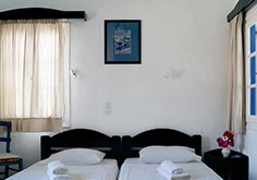 Τρίκλινο δωμάτιο με μονά κρεβάτια