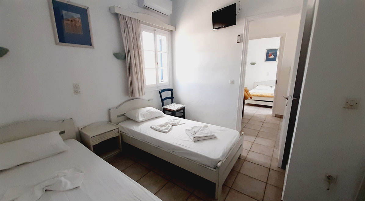 Schlafzimmer mit Einzelbetten im Niki Apartment