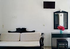 Dreibettzimmer mit Sofa